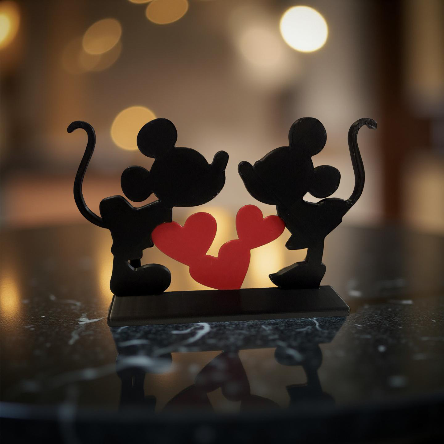 Två silhuetter. Tre hjärtan. Oändlig kärlek.